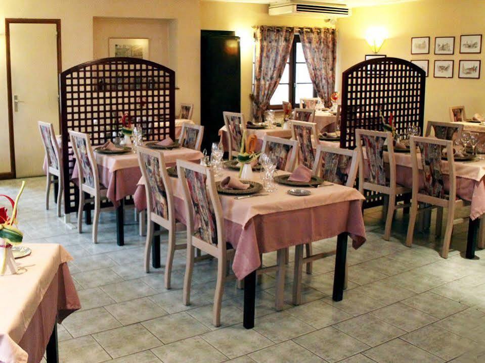 Logis Hotel De La Paix - トゥールニュ エクステリア 写真