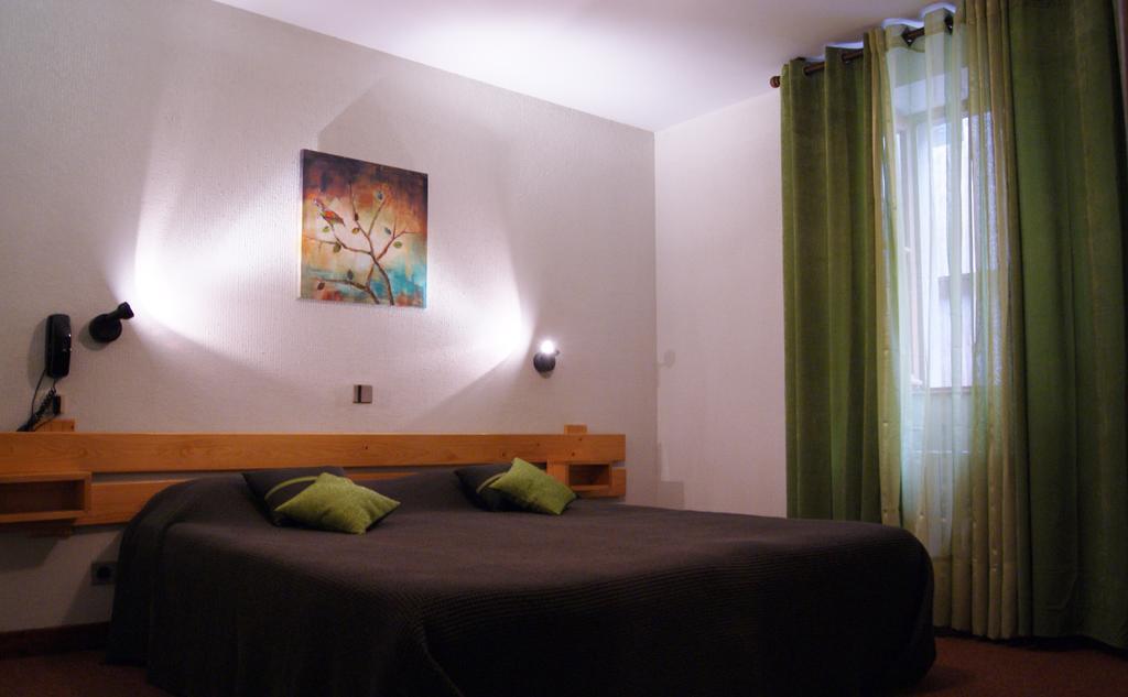 Logis Hotel De La Paix - トゥールニュ 部屋 写真